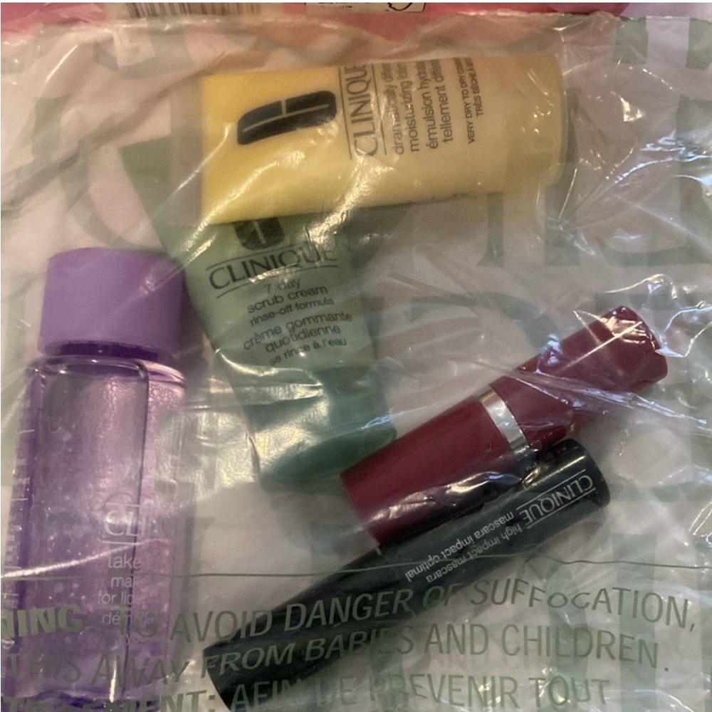 Clinique Bonus Makeup Bundle - Picture 3 of 5